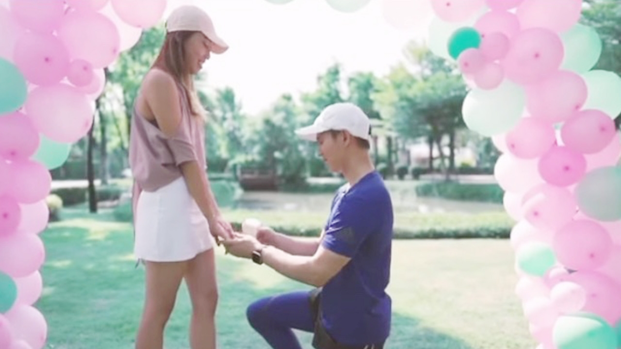 รักสุกงอม เปปเปอร์ UHT คุกเข่าขอแฟนสาวนอกวงการแต่งงาน (คลิป)