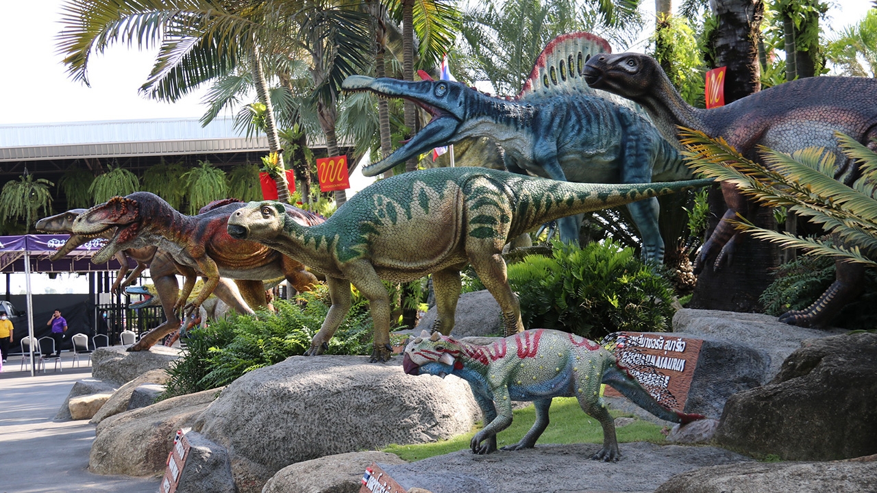 เอาใจแฟนสัตว์โลกล้านปี สวนนงนุชเปิดตัว 12 รูปปั้นไดโนเสาร์ที่พบในไทย