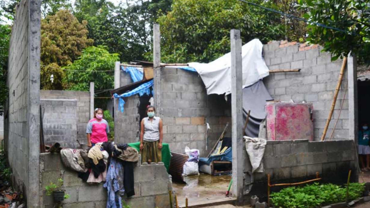 สุดเวทนา 4 ชีวิต ถูกบังคับคดียึดทรัพย์ รื้อหลังคาบ้านขายทอดตลาด