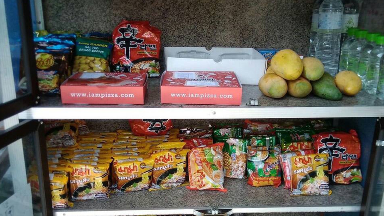 คนลำพูนผุดตู้ปันสุข แบ่งของแก่คนเดือดร้อนแลกรอยยิ้ม เผยยังไม่พบคนโลภมาก