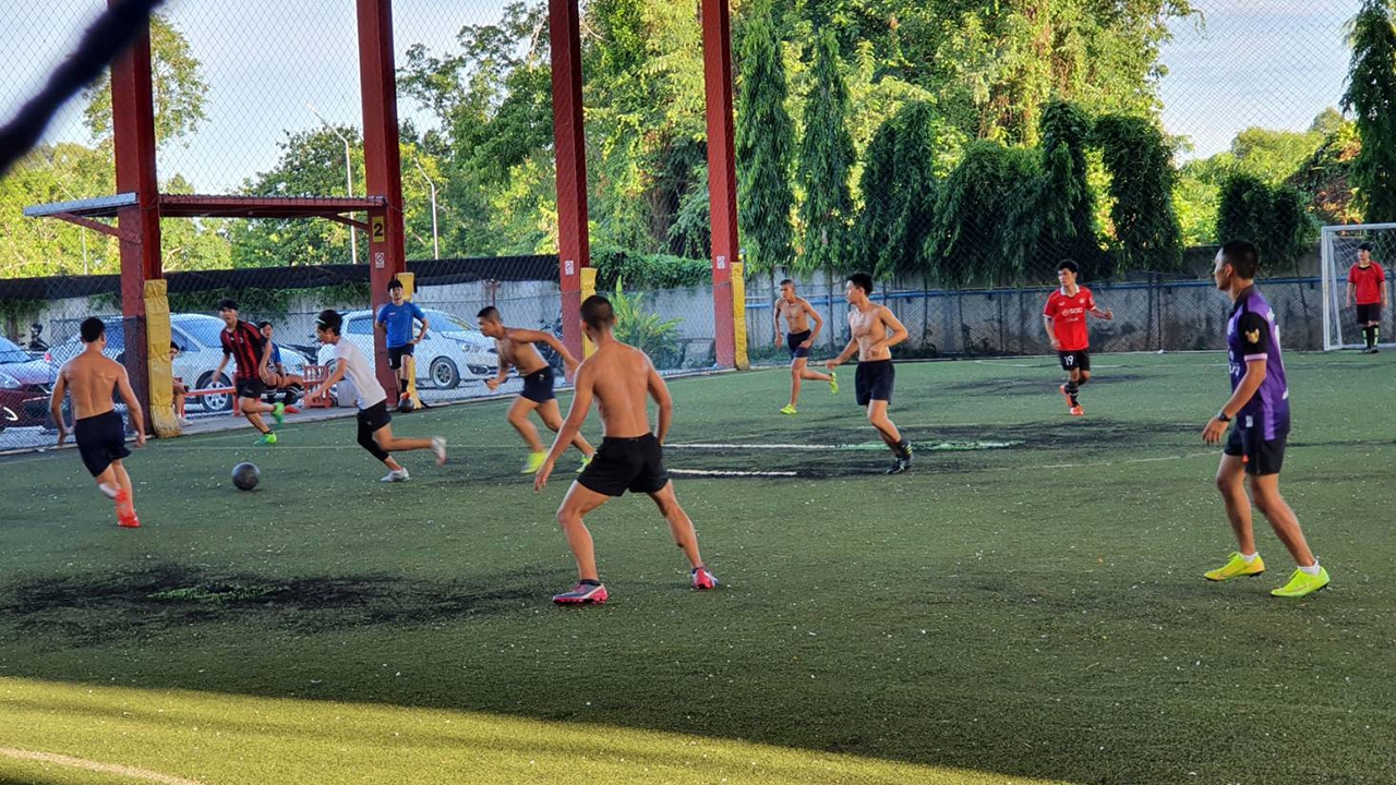 พิษณุโลกคลายล็อกระยะ 3 สนามฟุตบอลหญ้าเทียม กลับมาคึกคักแต่ยังคุมเข้ม