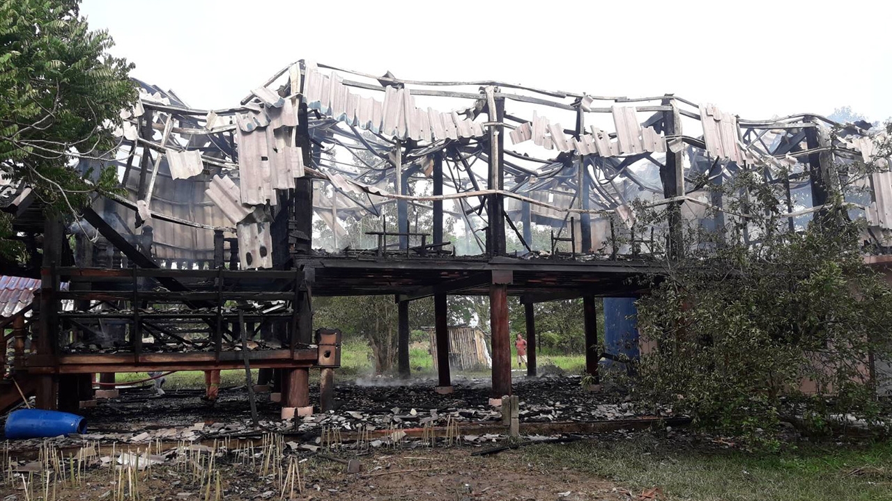 เชียงรายฝนตก ฟ้าผ่าใส่บ้านไม้สัก 2 ชั้น ไฟลุกไหม้ เผาวอดทั้งหลัง