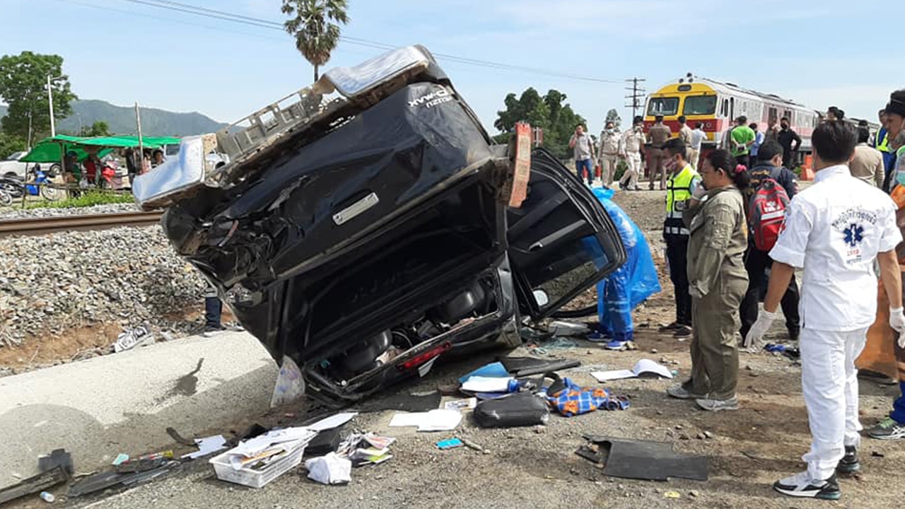 รถไฟขบวน 202 ชนกับกระบะกระเด็นคว่ำคาทางข้ามที่ อ.พยุหะคีรีคนขับดับ 1