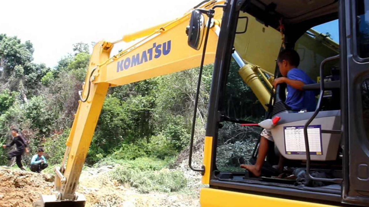 สุดทึ่ง ไอ้หนูแบ็กโฮ 7 ขวบสุดเก่ง หัดเอง ขับได้ราวกับโปรแกรมไว้ในหัว