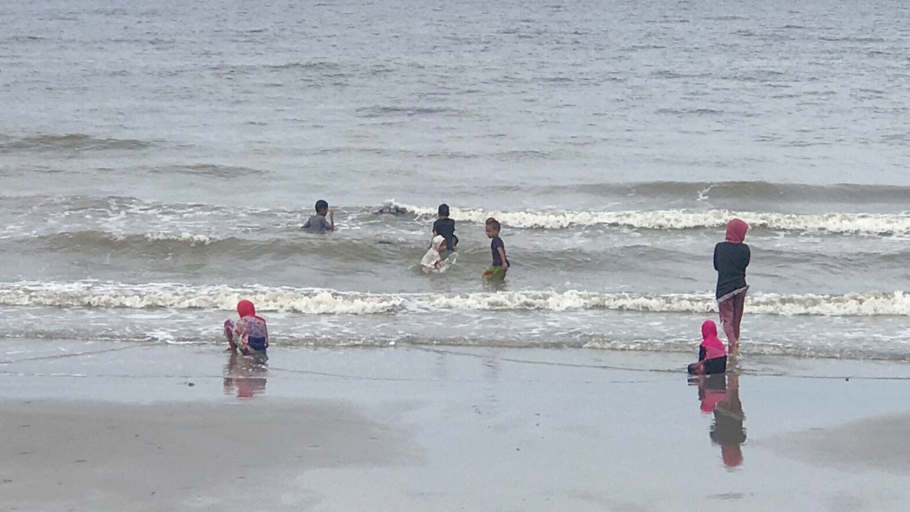 "หาดบางแสน" เปิดแล้ว ประชาชนเริ่มเดินทางมาเล่นน้ำ แต่ยังห้ามเตียงผ้าใบ