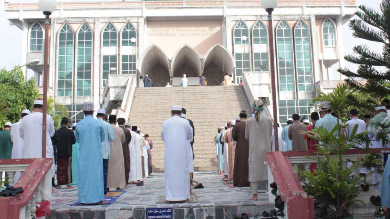 ชาวมุสลิมยะลา ร่วมละหมาด "วันรายอ" จนท.ตรวจคัดกรองเข้มงวด