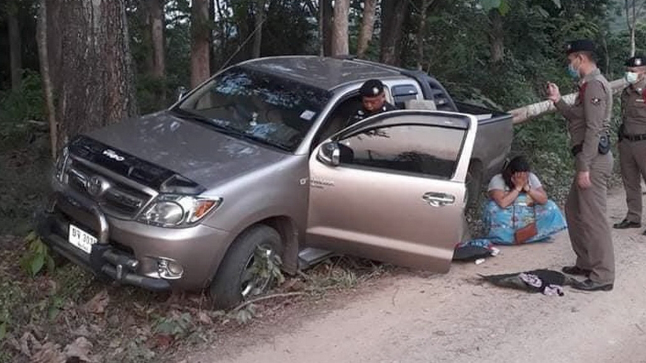 ผัวแอบขนยาบ้า ขับหนีด่าน สภ.พร้าว จนชนต้นไม้ ทิ้งรถลูกเมียหนีเอาตัวรอด