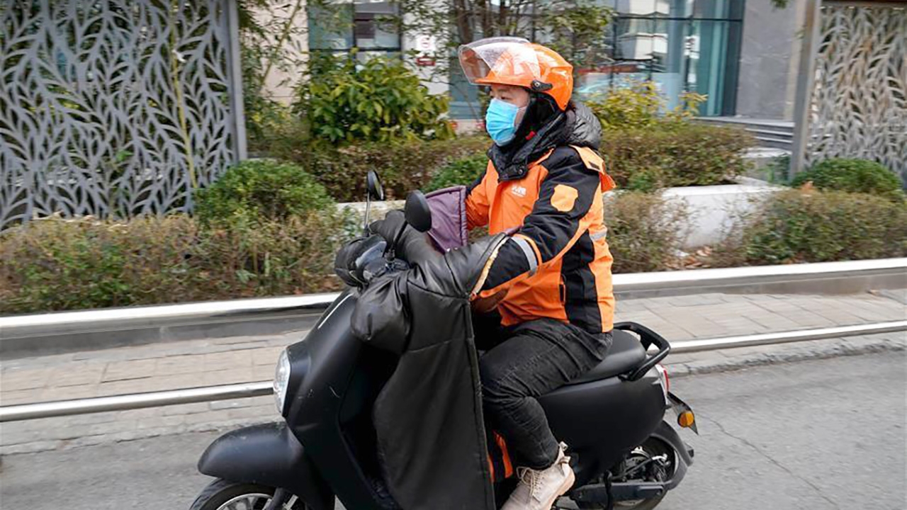 เอกชนระดมเงิน แจกหมวกกันน็อกในจีน 5 หมื่นใบ