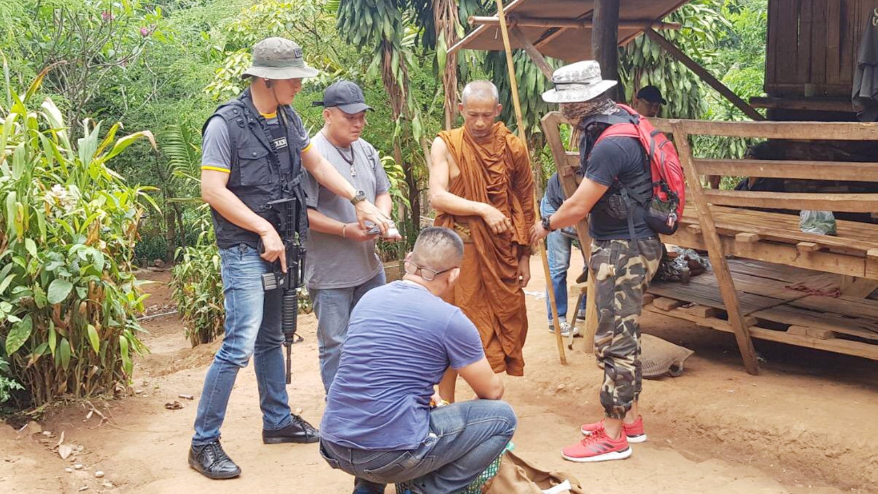 พระมาเฟียตั้งวงก๊งเหล้า หนุ่มพม่าคุยหนังเหนียว คว้าปืนยิงร่วง