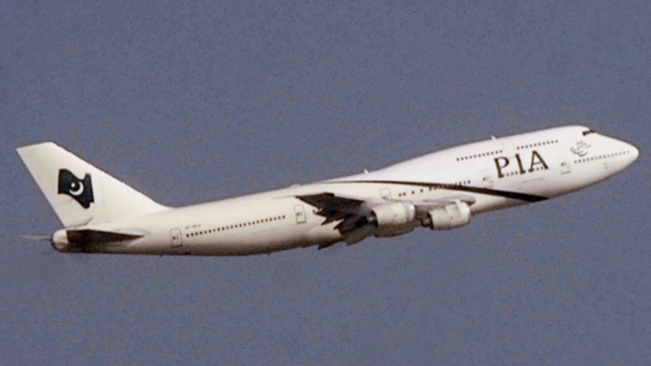 ช็อก เครื่องบินโดยสารปากีสถาน 'PIA' ผดส.-ลูกเรือกว่า100 ตกที่การาจี (คลิป)