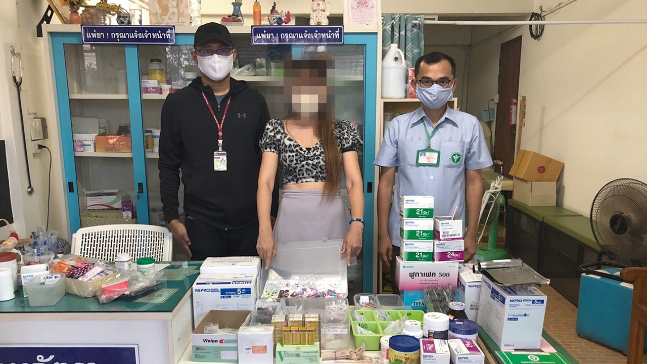 ตร.จับพยาบาลสาวใหญ่ แอบฉีดสเตียรอยด์และจ่ายยาชุดให้ชาวบ้านที่พิษณุโลก
