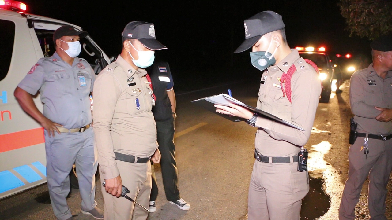 กระบะตีนผี วิ่งทับหนุ่มใหญ่นอนฟุบกลางทางดับ คาสายตา ตร. ซิ่งหลบหนี