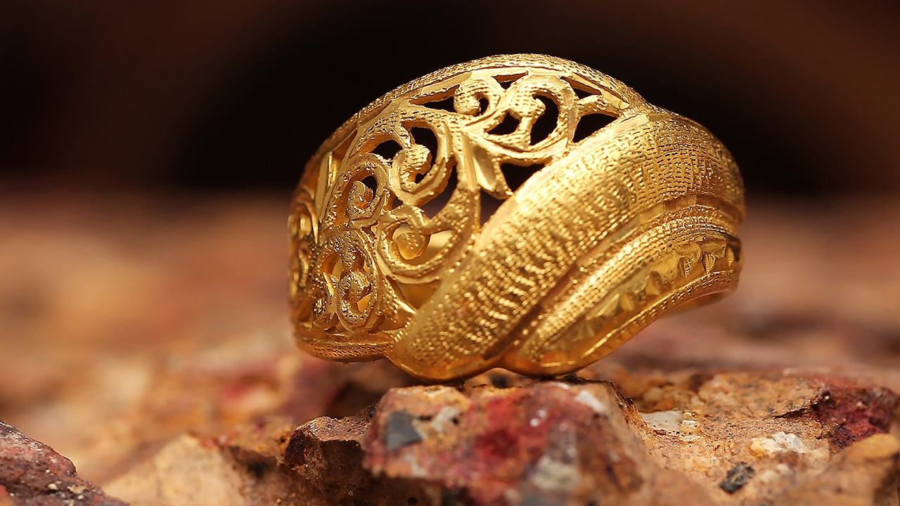 อัญมณีบนแหวน เสริมอำนาจบนปลายนิ้ว