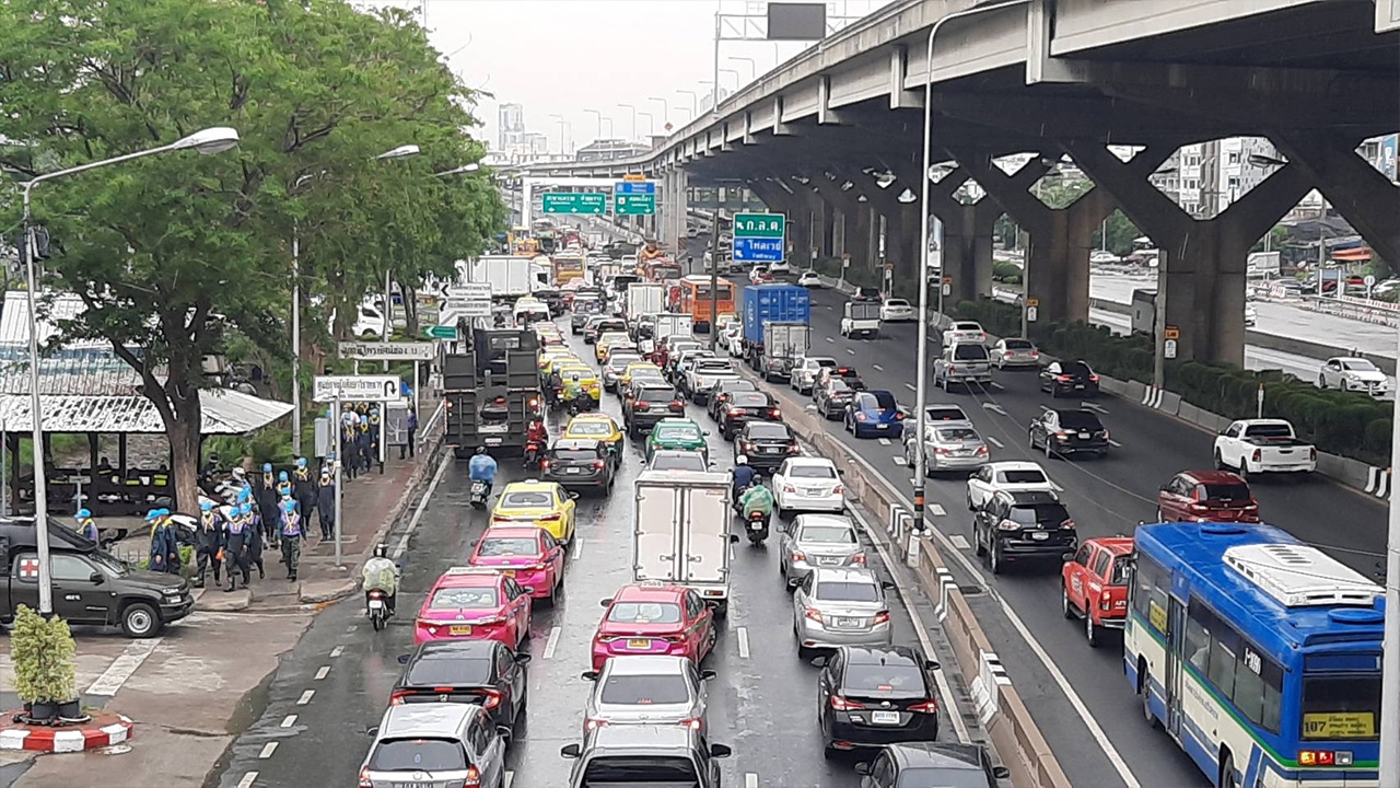 กทม.ขุดลอกคูคลองริมถนนวิภาวดี “จราจรอัมพาต” จอดแบ็กโฮ เสียไป 1 เลน