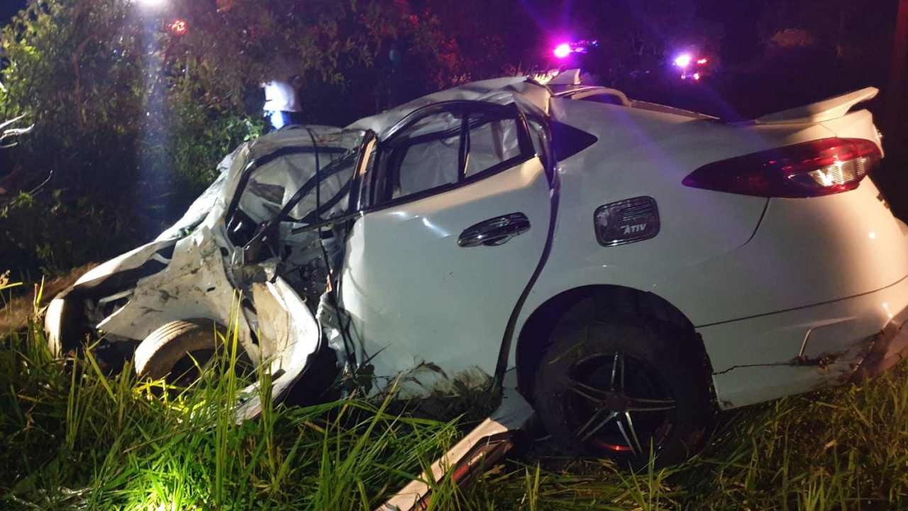 ลูกชายใจสลาย พาพ่อป่วยส่ง รพ. ให้นอนหนุนตักแม่ รถชนต้นไม้ตายทั้งคู่  