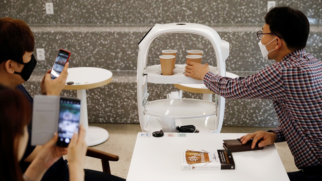 “หุ่นยนต์บาริสต้า” พร้อมเสิร์ฟกาแฟหอมกรุ่นที่เกาหลีใต้