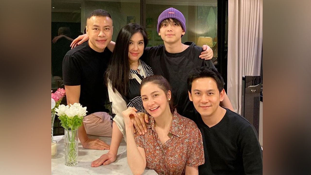 ภาพอบอุ่น โซเชียลชื่นชม ฟลุค-นาตาลี และ โบ ชญาดา ช่วยกันดูแล น้องอชิ