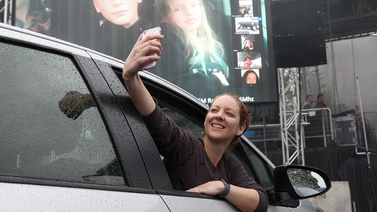 ไดรฟ์-อิน ขับรถไปดูคอนเสิร์ต ดูหนัง ปาร์ตี้ ห่างไกลโควิด-19