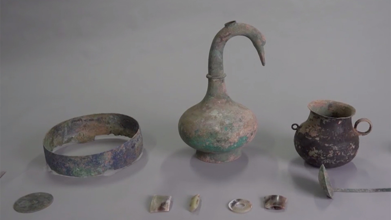 จีนขุดค้นพบ “กาน้ำสัมฤทธิ์หัวหงส์” โบราณ