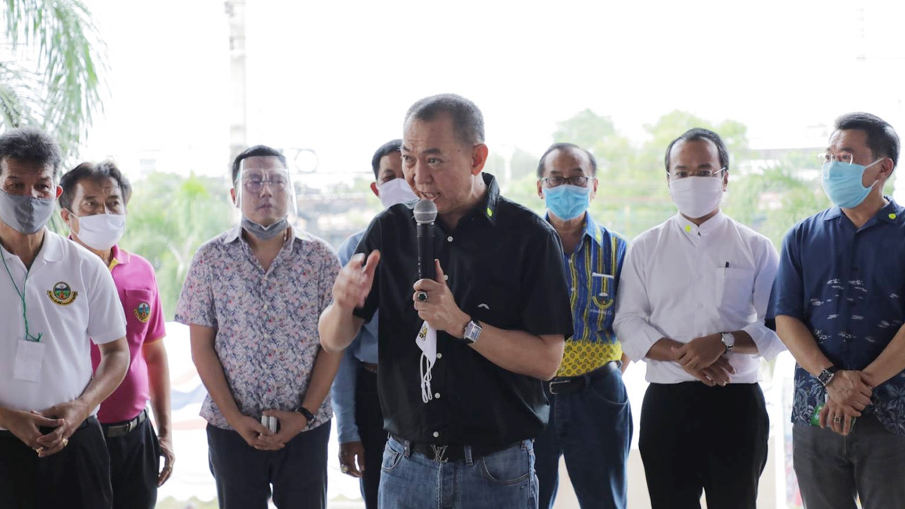 "เฉลิมชัย" ปันน้ำใจแจกข้าวกล่อง ถุงยังชีพ ช่วย ปชช.สู้ภัยโควิด-19