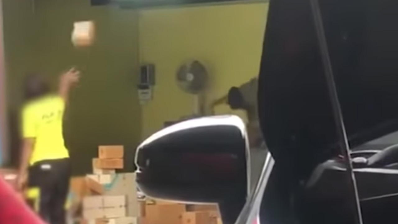 แฟลช เอ็กซ์เพรส ไล่ออกพนักงานโยนพัสดุ ไม่สนสินค้าเสียหาย (คลิป)