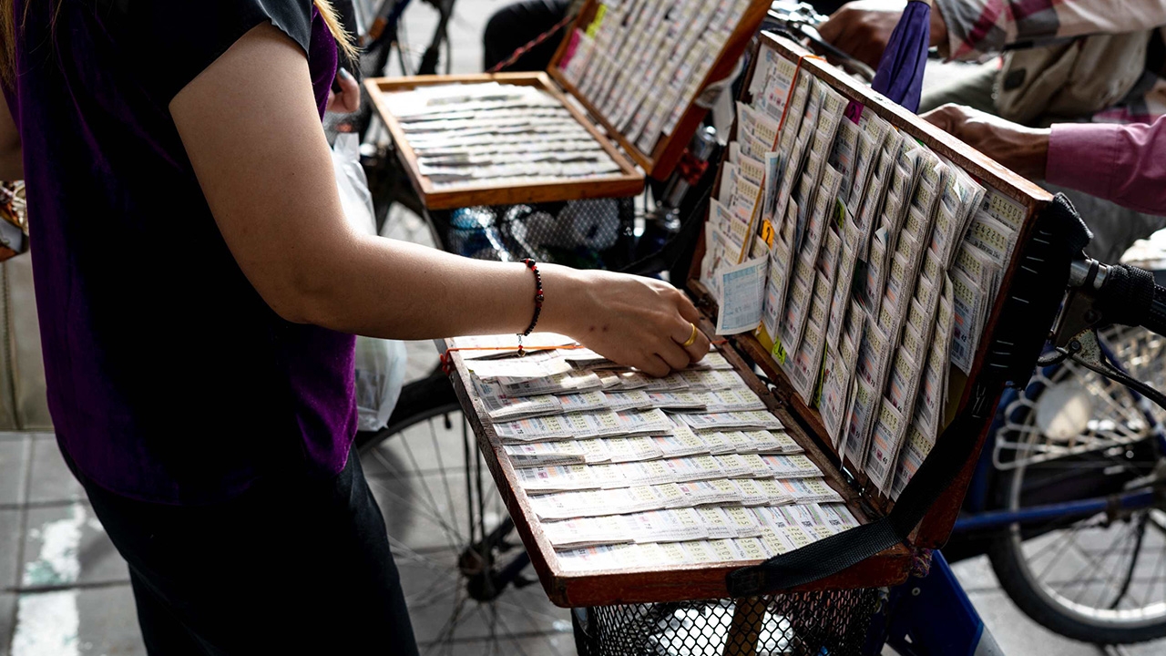 จับคนขาย "หวย" เกินราคา 80 บาท รวบคาศาลากลางจังหวัดร้อยเอ็ด