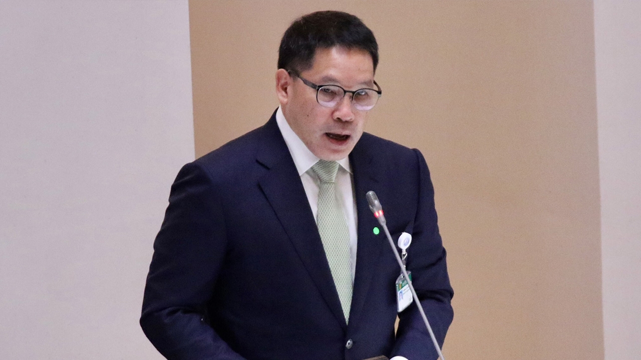 “อุตตม” รับเยียวยาล่าช้า ไร้ข้อมูลอาชีพอิสระ ย้ำแก้โควิด-19 จำเป็นต้องกู้