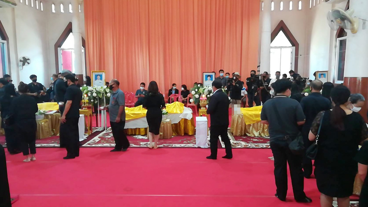 แห่รดน้ำศพ 3 เหยื่อ นายช่างปืนโหดยิงดับคา สวท.พิษณุโลก แน่นศาลาวัด 