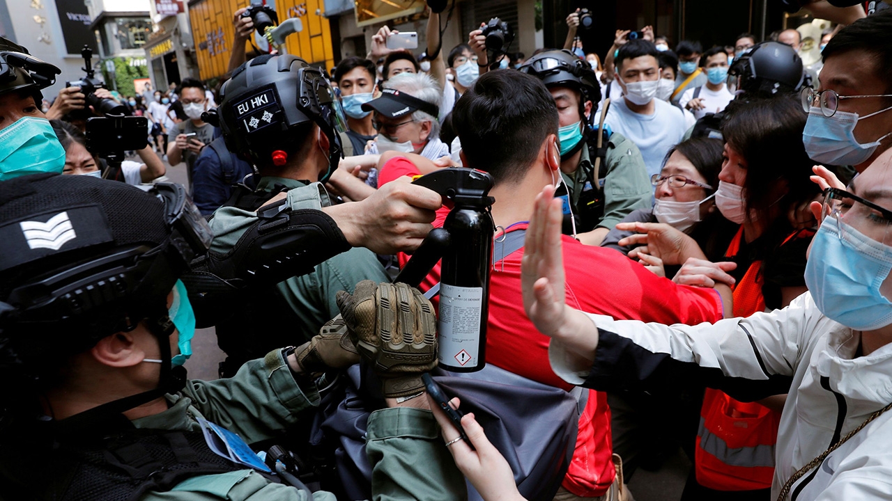 ฮ่องกงเดือดอีก ตร.ยิงกระสุนพริกไทยสลายม็อบ จับผู้ประท้วง 300 คน