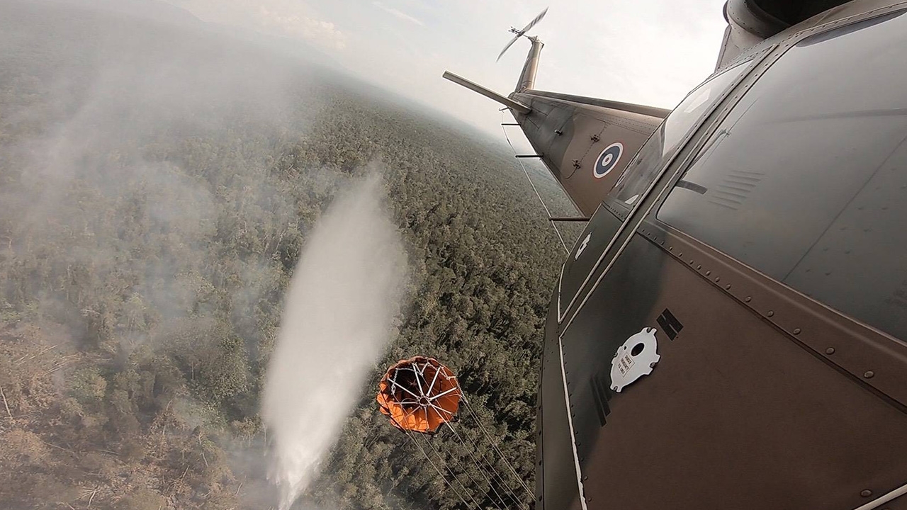 ฮ.เบลล์212 บินดับไฟป่าพรุบาเจาะ 3 รอบ ฉก.ทอ.ที่ 9 นำโดรนบินมาร์กจุดช่วย