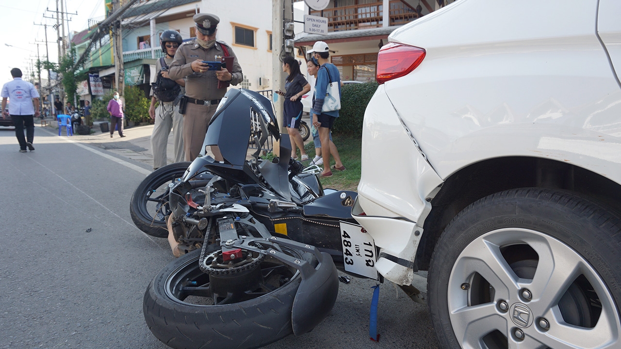 บิ๊กไบค์มาเร็ว ชนลุงข้ามถนนที่แพร่ กระเด็นขาหักผิดรูป เจ็บสาหัสทั้งคู่ 