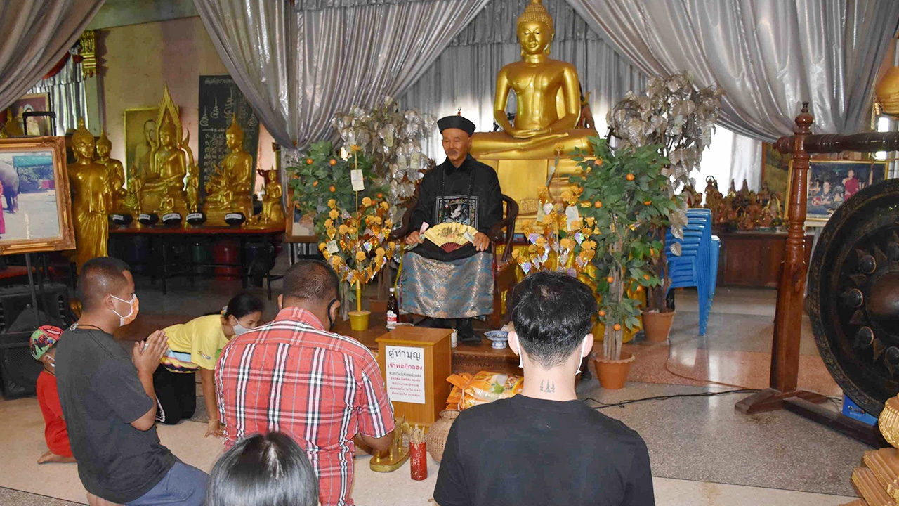 คนรักหวยยิ้มกริ่ม ขอเลขเด็ด "ยี่กอฮง" เทพแห่งการเสี่ยงโชคที่วัดสว่างฯ 