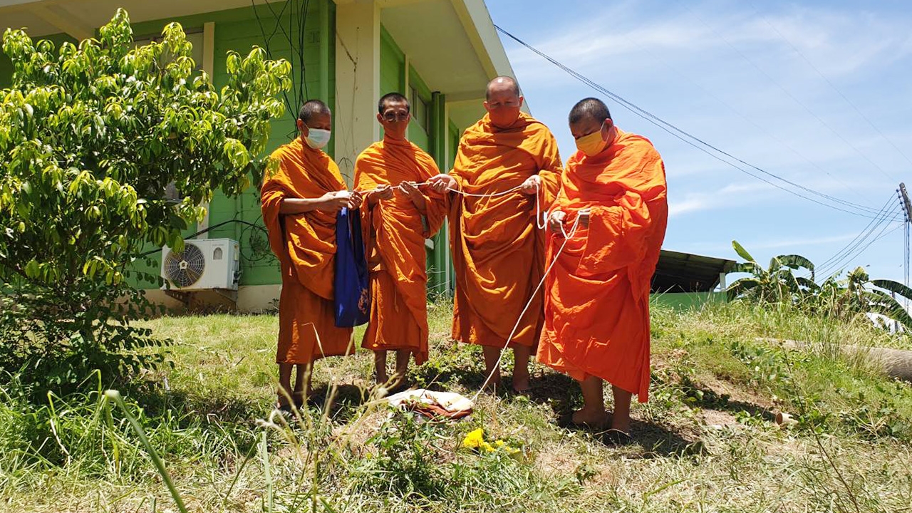 ญาติ-ครอบครัวเศร้า เชิญดวงวิญญาณ 3 ศพ เหยื่อนายช่างปืนโหดกลับบ้าน