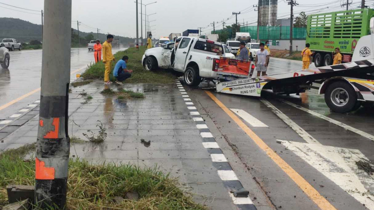 ฝนตกที่ศรีราชา ปิกอัพตกหลุมเหินฟาดเสาไฟ ด.ญ.6 เดือนดับคาที่ 