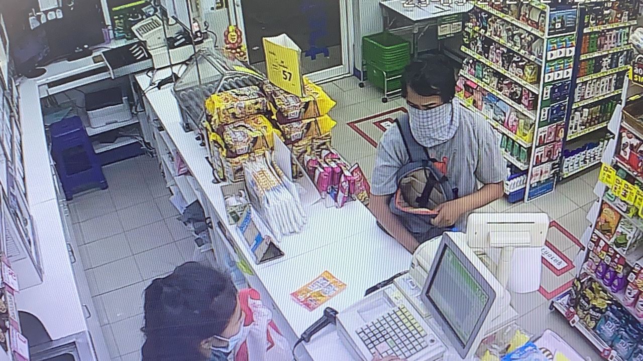 คนร้ายบุกเดี่ยว โชว์ปืนในกระเป๋า จี้ร้านสะดวกซื้อ ฉกเงินกว่าพันเผ่นหนี