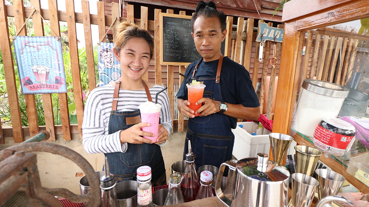 บาร์เทนเดอร์ชั้นครู โชว์โยนขวดผสมน้ำหลังบาร์ เปิดกาแฟโบราณสู้พิษโควิด