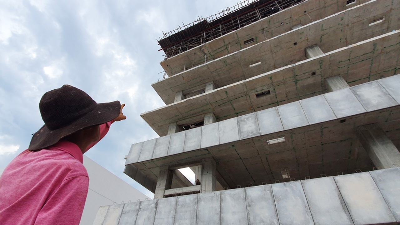 คนงานพลัดตกจากชั้น 7 ดับ ขณะรื้อนั่งร้านก่อสร้างอาคาร 10 ชั้น รพ.เลย 