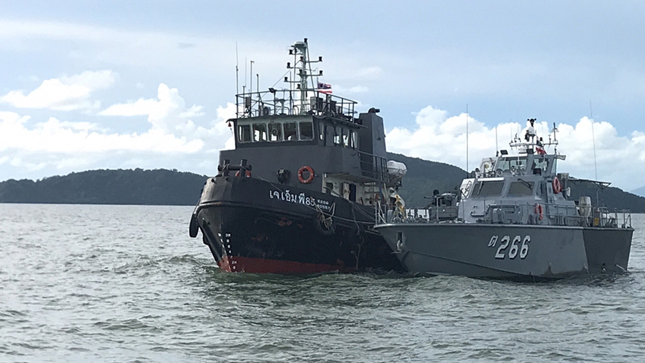 ลอตใหญ่ จับเรือลอบขนน้ำมันเถื่อน 5 หมื่นลิตร กลางทะเลเมืองจันทร์