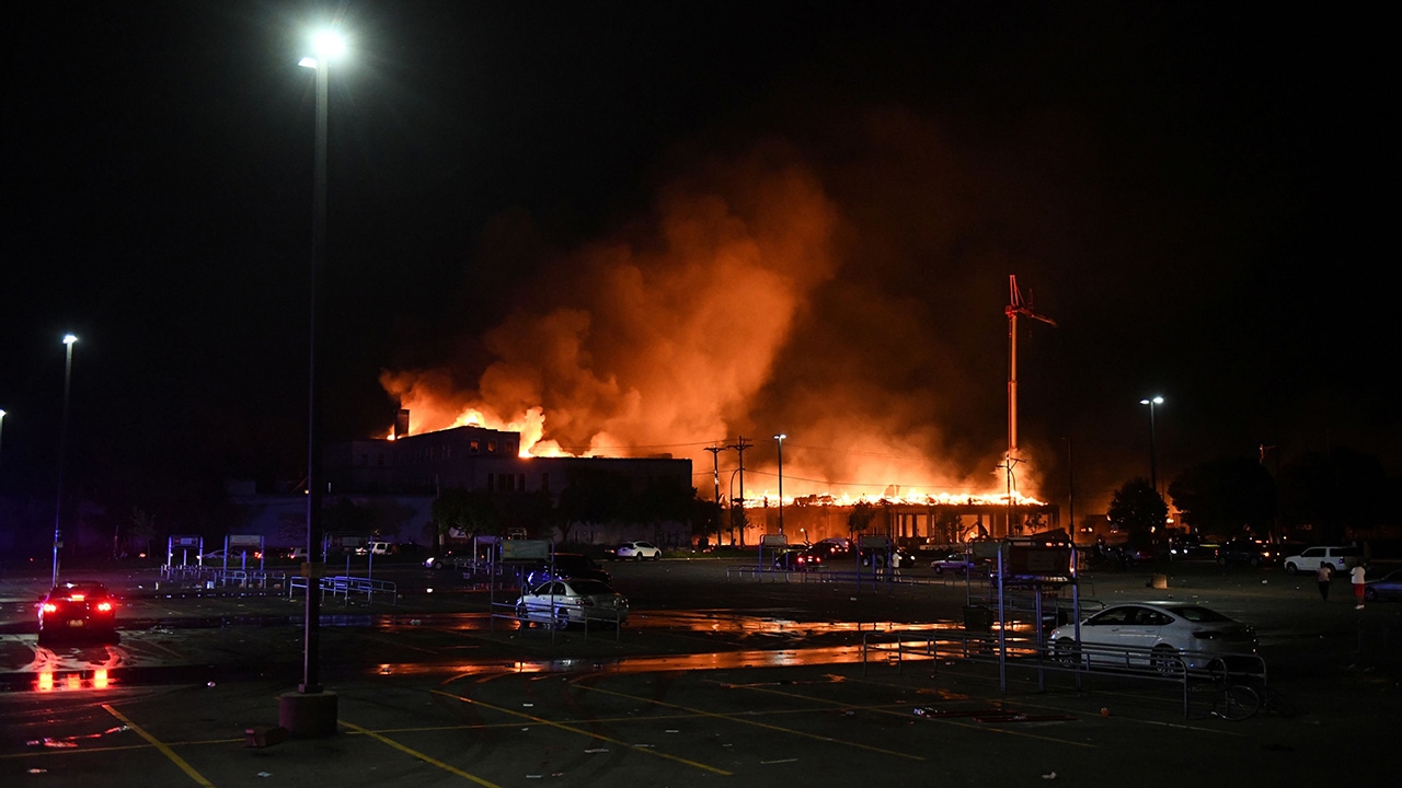 ม็อบสหรัฐฯ ก่อจลาจลคืนที่ 2 ดับแล้ว 1 แค้น ตร.ทำคนผิวสีตาย