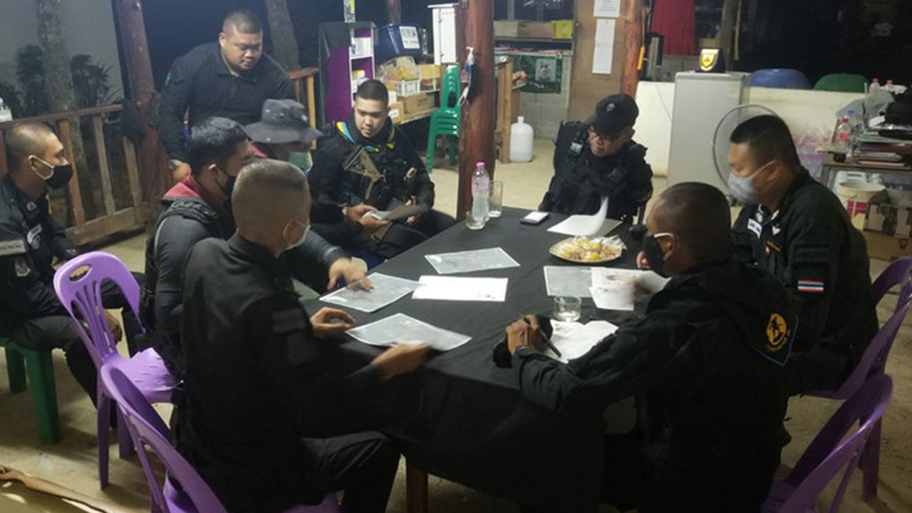 จนท.ยะลา บุกค้นบ้านเป้าหมายที่กรงปินัง คนร้ายหนีทันยึดปืนได้ 1 กระบอก