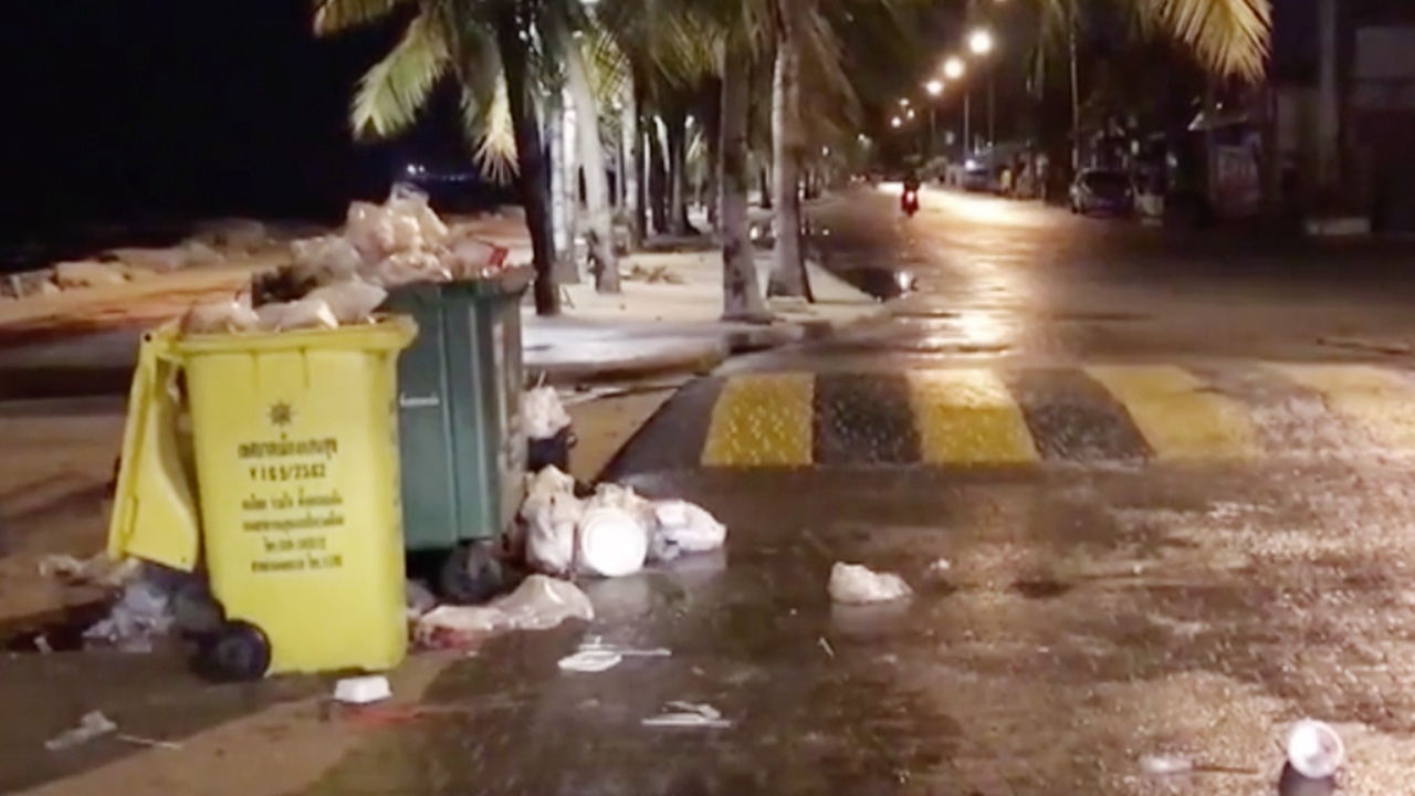 คนแห่เที่ยวหาดบางแสน แต่มักง่ายปล่อยขยะกองโตเกลื่อนทางเท้า ไม่เก็บทิ้ง