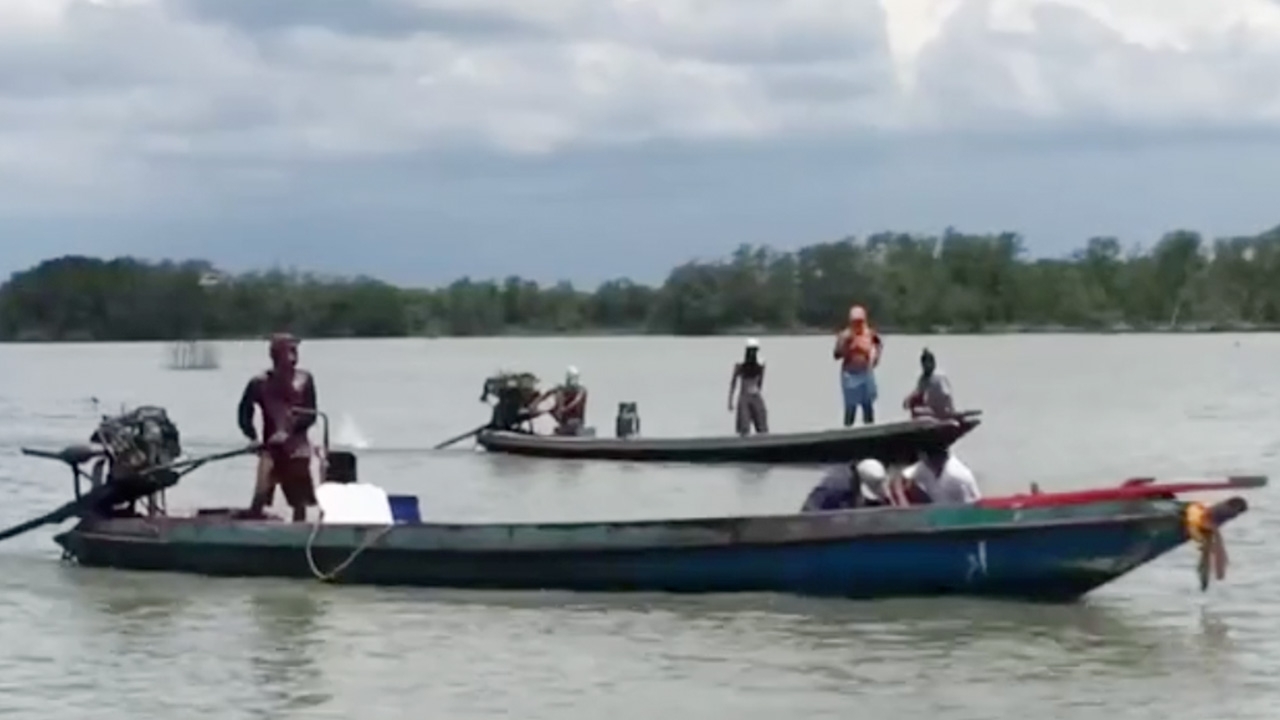 ประมงพื้นบ้านเหิมปิดล้อมจนท.กลางอ่าวปากพนัง หลังเข้ายึด “ลอบไอ้โง่”