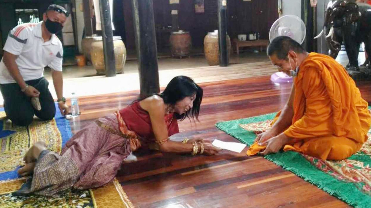 สิตางศุ์ เยือนวัดหนองเต่า กอดศิลปินน้ำตาไหล ยันห้ามแก้ไขภาพ "ชี้ส้ม" 