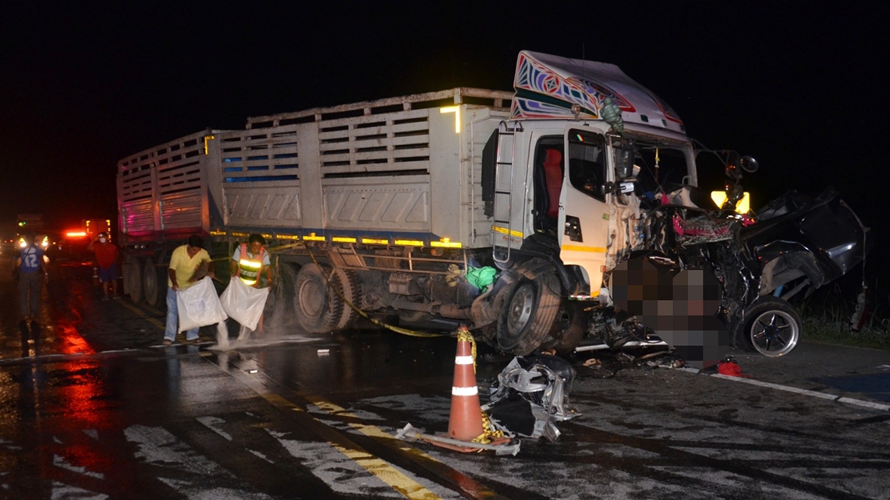 กระบะประสานงามุดใต้ท้อง 22 ล้อที่ตรัง แหลกยับทั้งคัน ดับ 1 บาดเจ็บ 2 ราย
