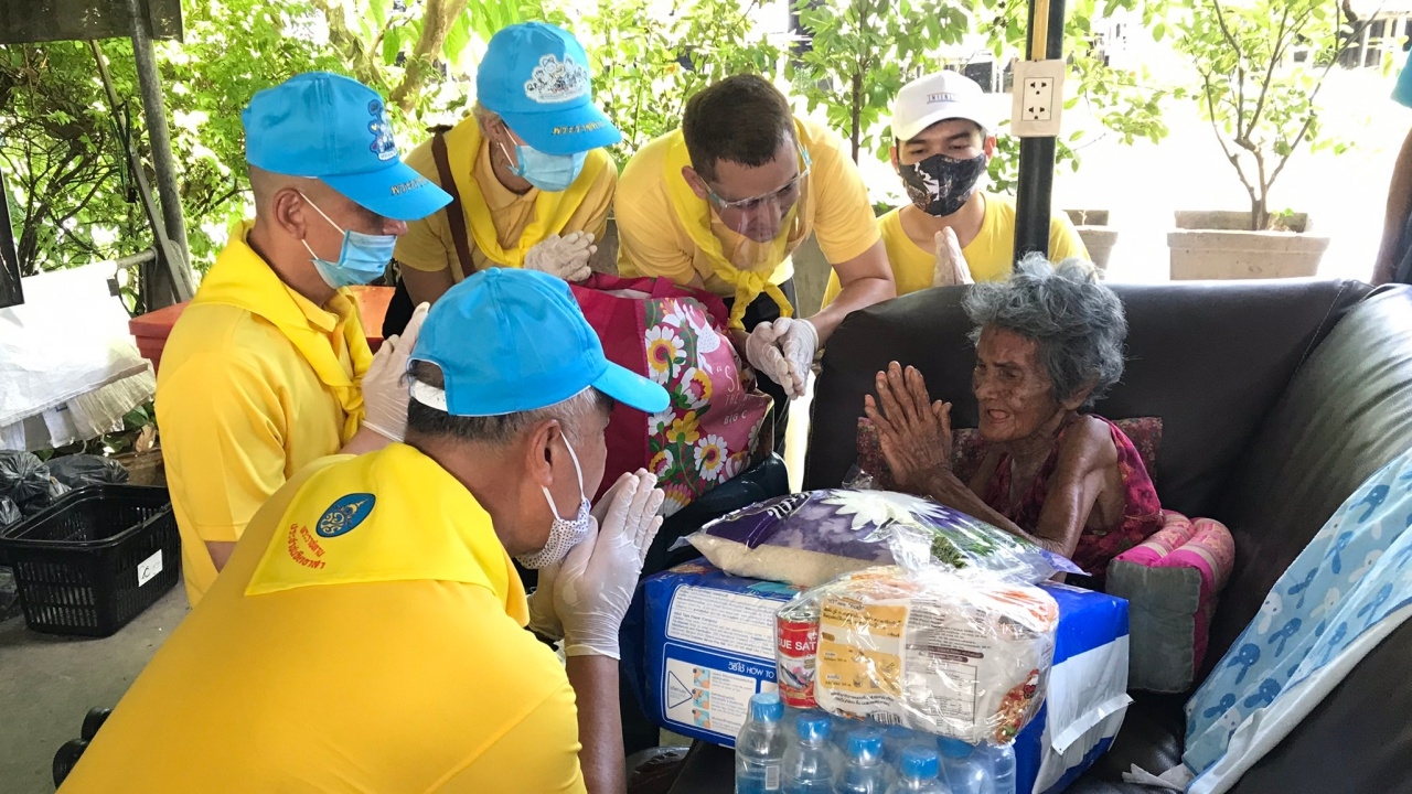 ผกก.สายไหม มอบสิ่งของผู้สูงอายุ เนื่องในวันเฉลิมพระชนมพรรษา พระราชินี