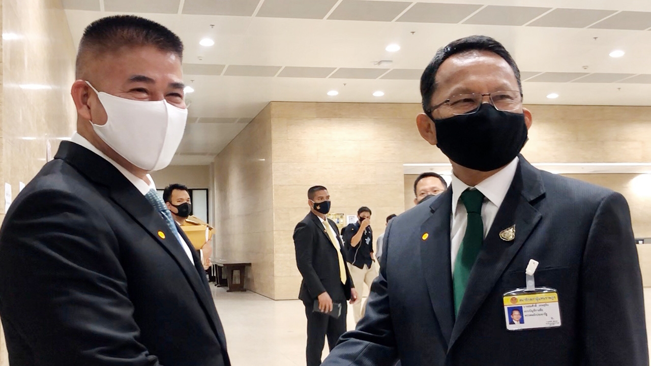 "สมศักดิ์-ธรรมนัส" จับมือ-โอบไหล่ โชว์สื่อฯ บอก รักกันมานานแล้ว