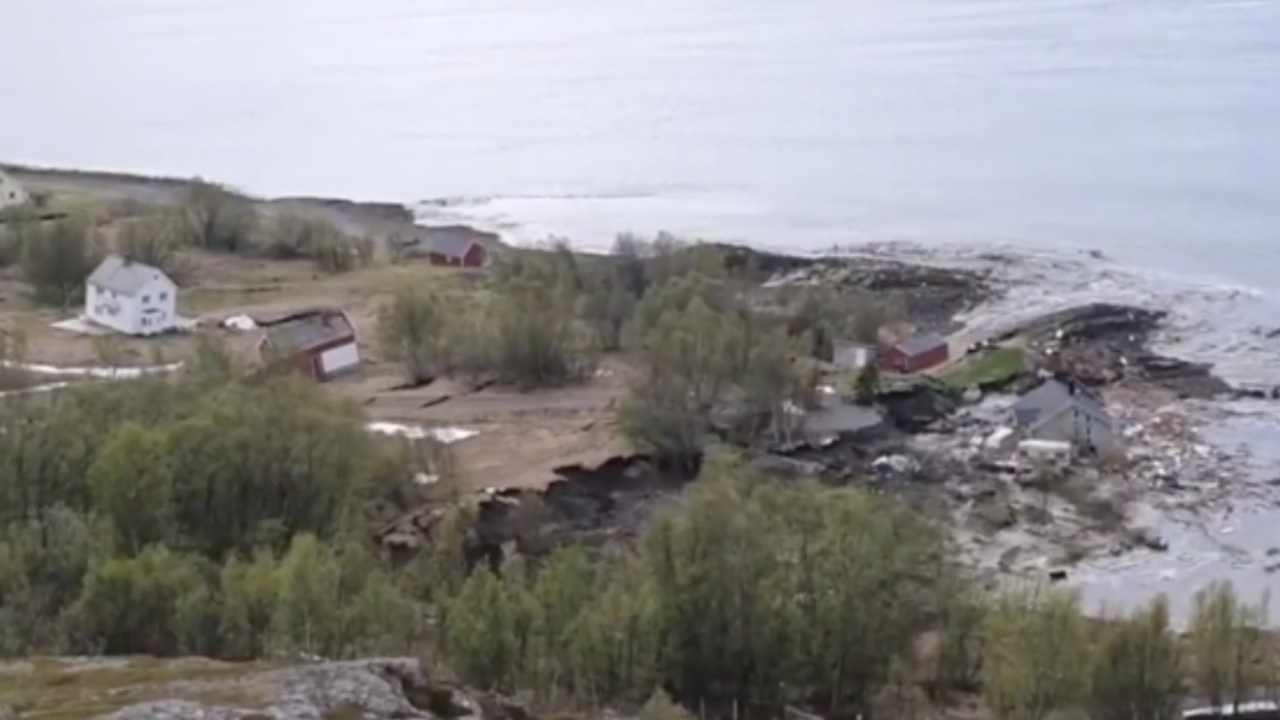นาทีระทึก ดินถล่มชายฝั่งนอร์เวย์ บ้าน 8 หลังไหลลงทะเลสุดสะพรึง (คลิป)