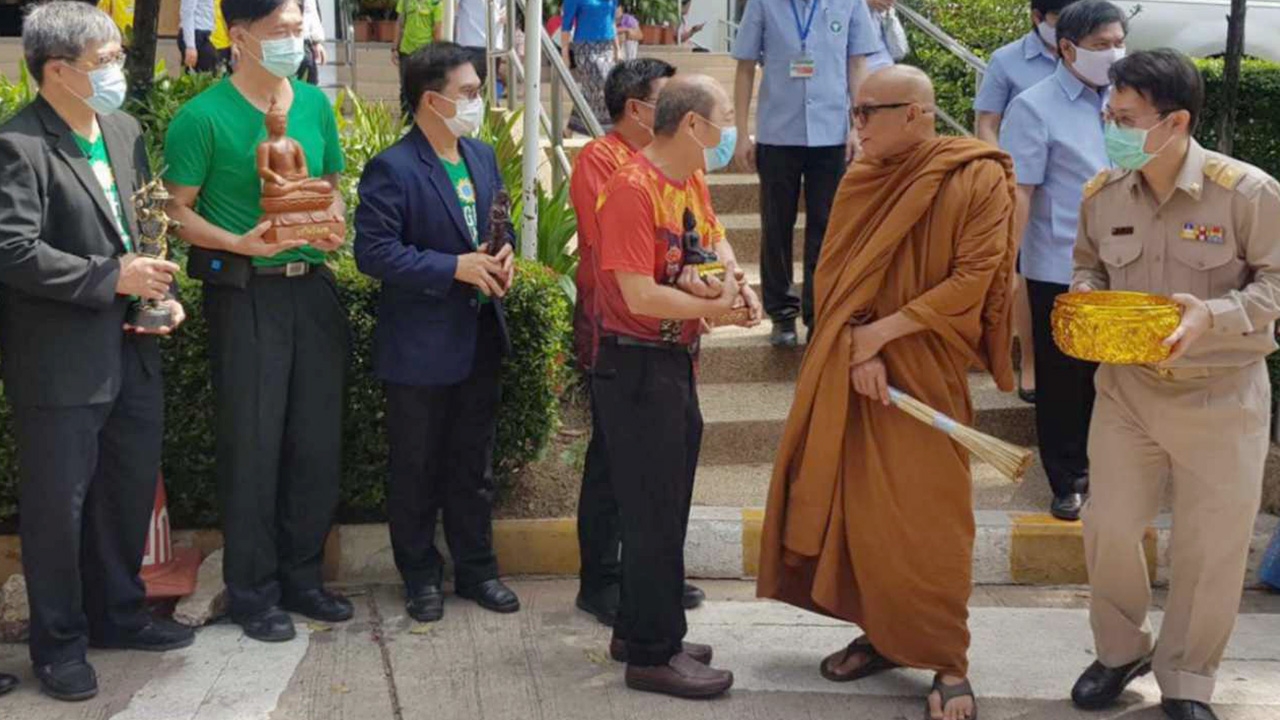 "หมอเกรียง" มากับพระ กลับรักษาการ รพ.ขอนแก่น ยันไม่เกี่ยวบัตรสนเท่ห์  