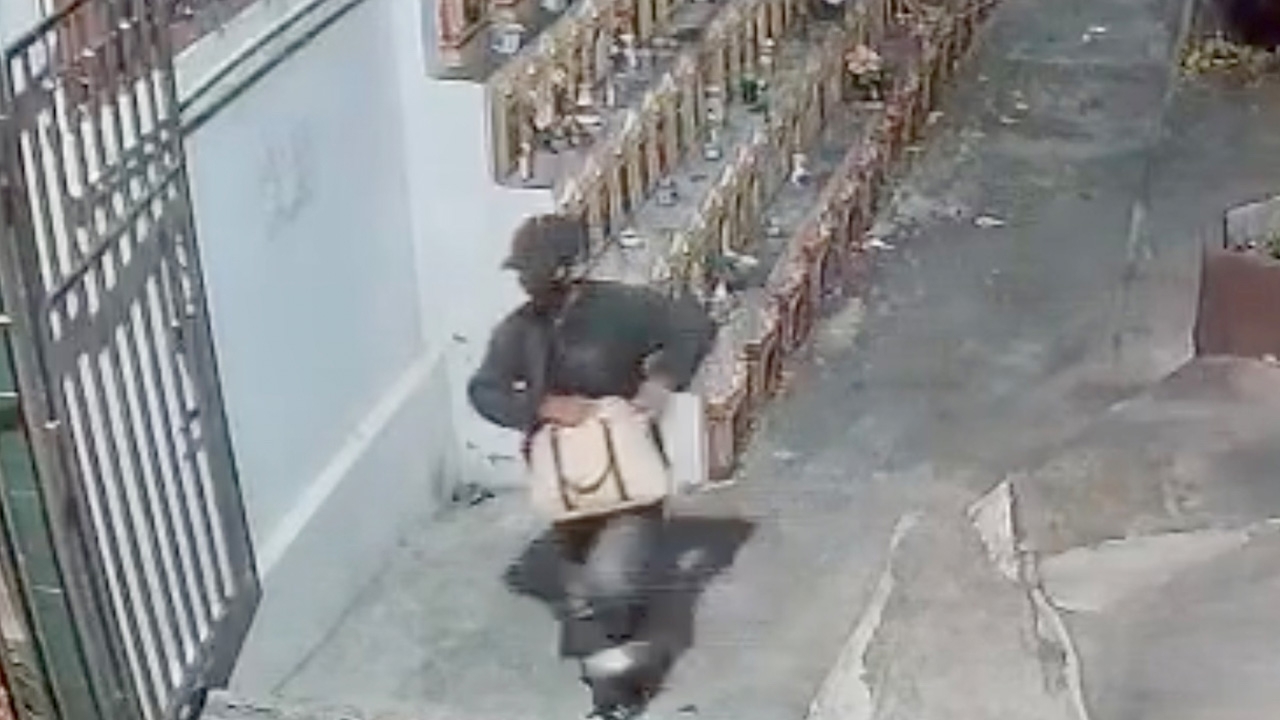 ล่าตัวโจร ทุบช่องเก็บอัฐิวัดดัง ขโมยโกศเบญจรงค์-ทองเหลืองคนตาย