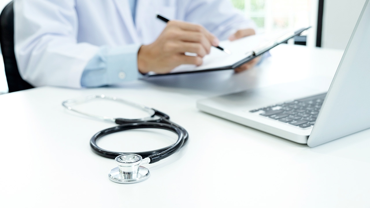 ไม่คุ้มเลย เตือนหมอจบใหม่แขวนป้ายรับเงินเอื้อคลินิกเถื่อน มีโทษหนัก